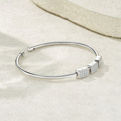 A Luxurious And Fashionable Minimalist Jewelry Bracelet Featuring Top-quality Moissanite, Made Of S925 Silver Electroplated With Platinum.
