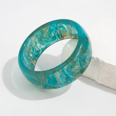 Bracelet exagéré en résine translucide teintée