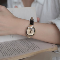 Orologio da donna in stile retrò con un design minimalista e quadrato