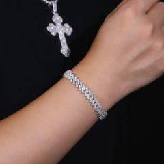 A Luxurious And Fashionable Minimalist Jewelry Bracelet Featuring Top-quality Moissanite, Made Of S925 Silver Electroplated With Platinum.