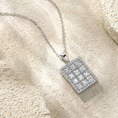A Luxurious And Fashionable Minimalist Jewelry Pendant Necklace Featuring Top-quality Moissanite, Made Of S925 Silver Electroplated With Platinum.
