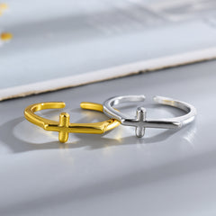 Schlichter, goldpolierter Kreuzring im japanischen und koreanischen Stil