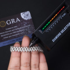 A Luxurious And Fashionable Minimalist Jewelry Bracelet Featuring Top-quality Moissanite, Made Of S925 Silver Electroplated With Platinum.