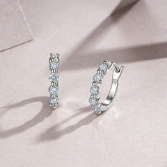 A Luxurious And Fashionable Minimalist Jewelry Earring Set Featuring Top-quality Moissanite Stones, Made Of S925 Silver Electroplated With Platinum.