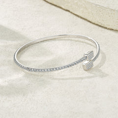 A Luxurious And Fashionable Minimalist Jewelry Bracelet Featuring Top-quality Moissanite, Made Of S925 Silver Electroplated With Platinum.
