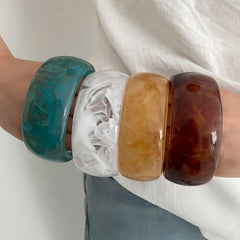 Bracelet exagéré en résine translucide teintée