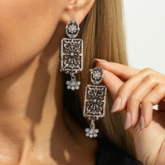 French Retro Hollow Floral Dial Fashionable Geometric Diamond-Encrusted Long Tassel Earrings