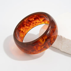 Bracelet exagéré en résine translucide teintée