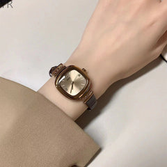 Orologio da donna in stile retrò con un design minimalista e quadrato