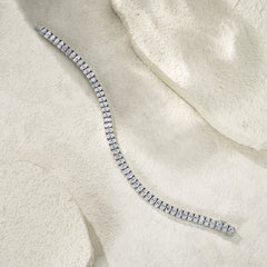 A Luxurious And Fashionable Minimalist Jewelry Bracelet Featuring Top-quality Moissanite, Made Of S925 Silver Electroplated With Platinum.