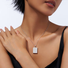 A Luxurious And Fashionable Minimalist Jewelry Pendant Necklace Featuring Top-quality Moissanite, Made Of S925 Silver Electroplated With Platinum.