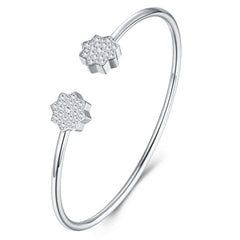A Luxurious And Fashionable Minimalist Jewelry Bracelet Featuring Top-quality Moissanite, Made Of S925 Silver Electroplated With Platinum.