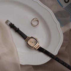 Orologio da donna in stile retrò con un design minimalista e quadrato