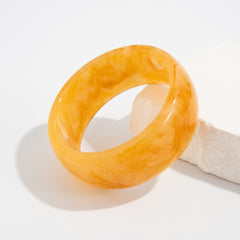 Bracelet exagéré en résine translucide teintée