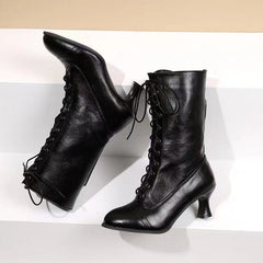 Damenstiefel mit gekreuzter Schnürung, niedrigem Absatz und mittelhohem Schaft