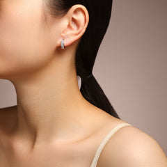 A Luxurious And Fashionable Minimalist Jewelry Earring Set Featuring Top-quality Moissanite Stones, Made Of S925 Silver Electroplated With Platinum.