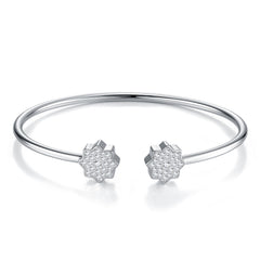 A Luxurious And Fashionable Minimalist Jewelry Bracelet Featuring Top-quality Moissanite, Made Of S925 Silver Electroplated With Platinum.