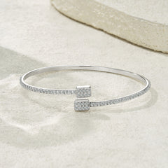 A Luxurious And Fashionable Minimalist Jewelry Bracelet Featuring Top-quality Moissanite, Made Of S925 Silver Electroplated With Platinum.