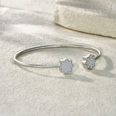 A Luxurious And Fashionable Minimalist Jewelry Bracelet Featuring Top-quality Moissanite, Made Of S925 Silver Electroplated With Platinum.