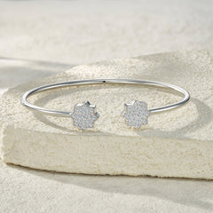 A Luxurious And Fashionable Minimalist Jewelry Bracelet Featuring Top-quality Moissanite, Made Of S925 Silver Electroplated With Platinum.