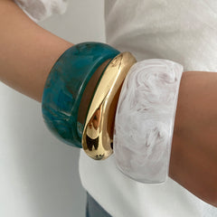 Bracelet exagéré en résine translucide teintée