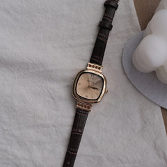Orologio da donna in stile retrò con un design minimalista e quadrato