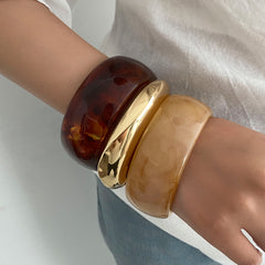 Bracelet exagéré en résine translucide teintée