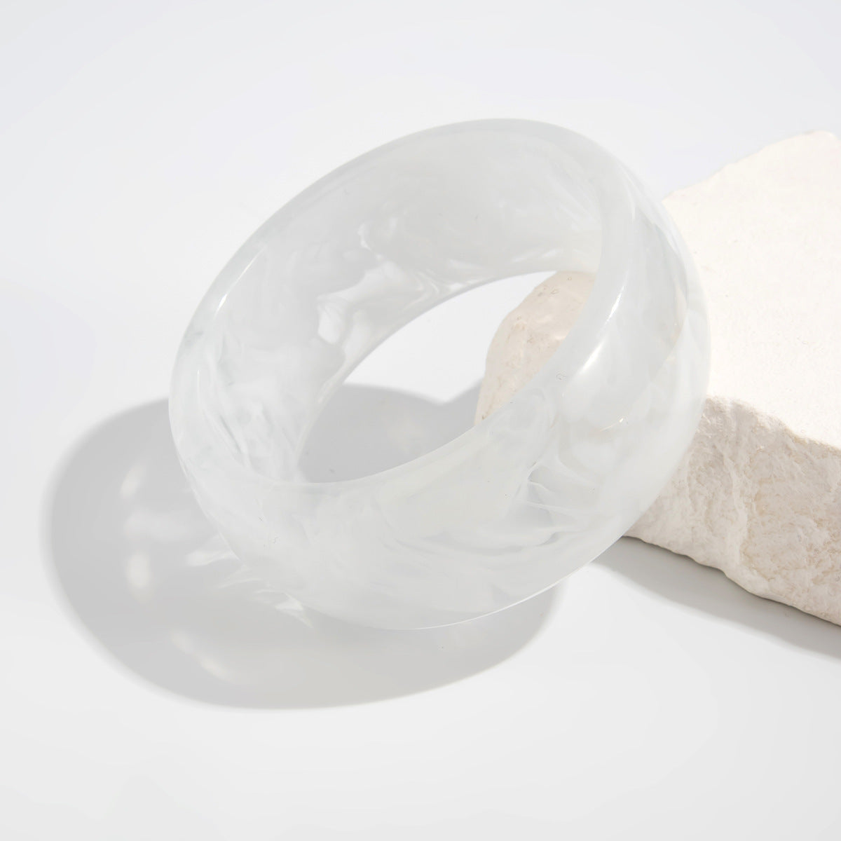 Bracelet exagéré en résine translucide teintée