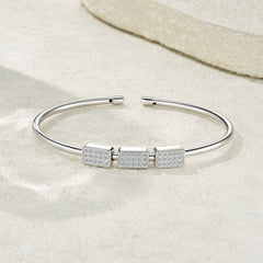 A Luxurious And Fashionable Minimalist Jewelry Bracelet Featuring Top-quality Moissanite, Made Of S925 Silver Electroplated With Platinum.