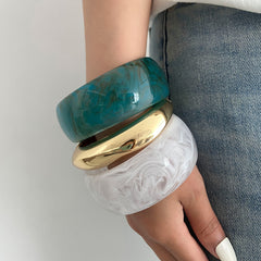 Bracelet exagéré en résine translucide teintée