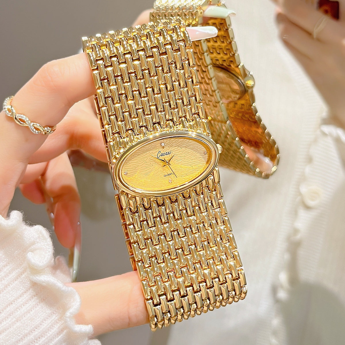 Vintage Quartz Watch For Women Stylish And Trendy