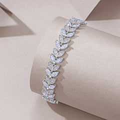 A Luxurious And Fashionable Minimalist Jewelry Bracelet Featuring Top-quality Moissanite, Made Of S925 Silver Electroplated With Platinum.